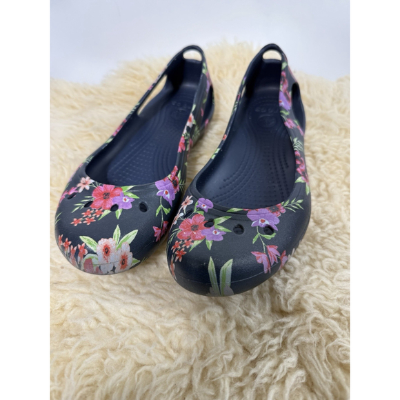Crocs Botanical Floral Design Women’s Size 8 Navy Blue Comfy Shoes Slip On Flats - Picture 2 of 9